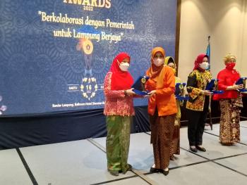 Walikota Bandar Lampung Diganjar Penghargaan Perempuan Inspiratif Inisiator Gerebek Sungai